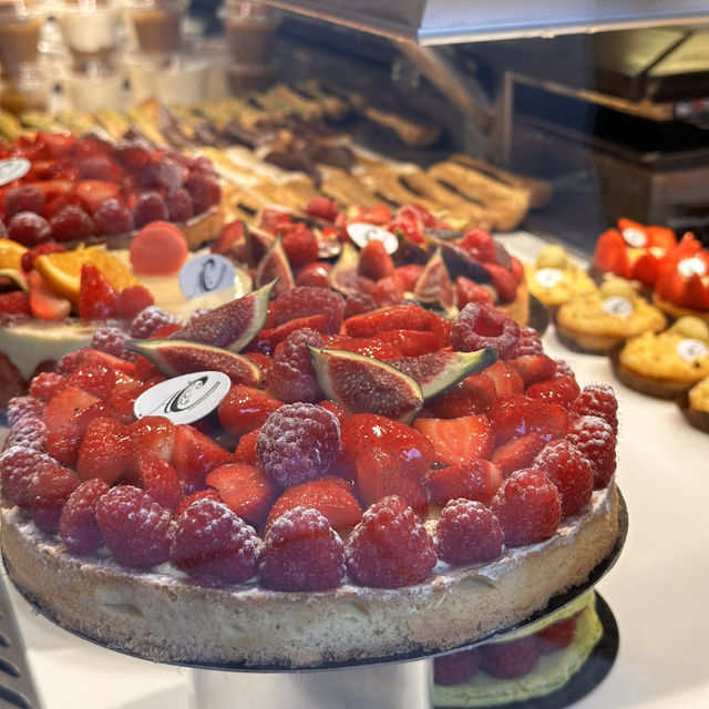 Adorable Parisian bakery with incredible desserts!