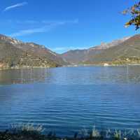 A tranquil lakeside escape 