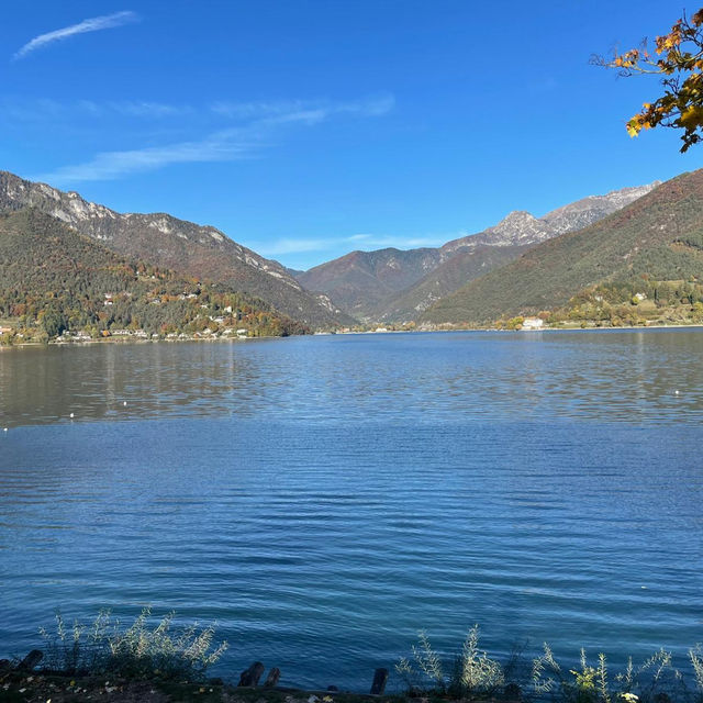 A tranquil lakeside escape 