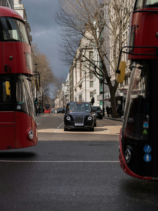 A Literary Stroll Through London’s Bookish Past 📚