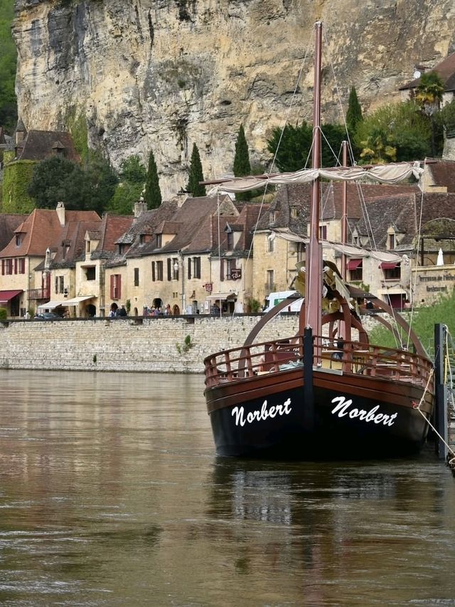 🏞️ Where the Cliff Meets the River – La Roque-Gageac, France