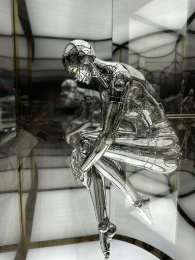 空山基展が現代美術館で開催中✨ | Trip.com 深セン