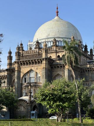 Escaping Mumbai’s Chaos: The Ultimate Oasis (and the Giant Head on the Lawn!)