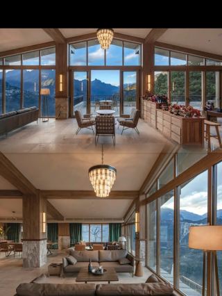 Standing above the sea of clouds, on the cliff top is the Songzan Shiyue Mountain Residence