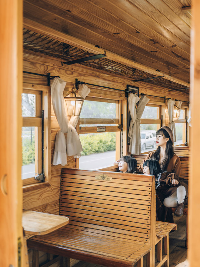 攜帶孩子在建水坐上了這趟開往春日的米軌小火車