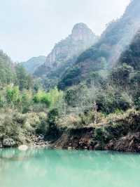 東陽南江水庫，碧水靜臥，群山如畫