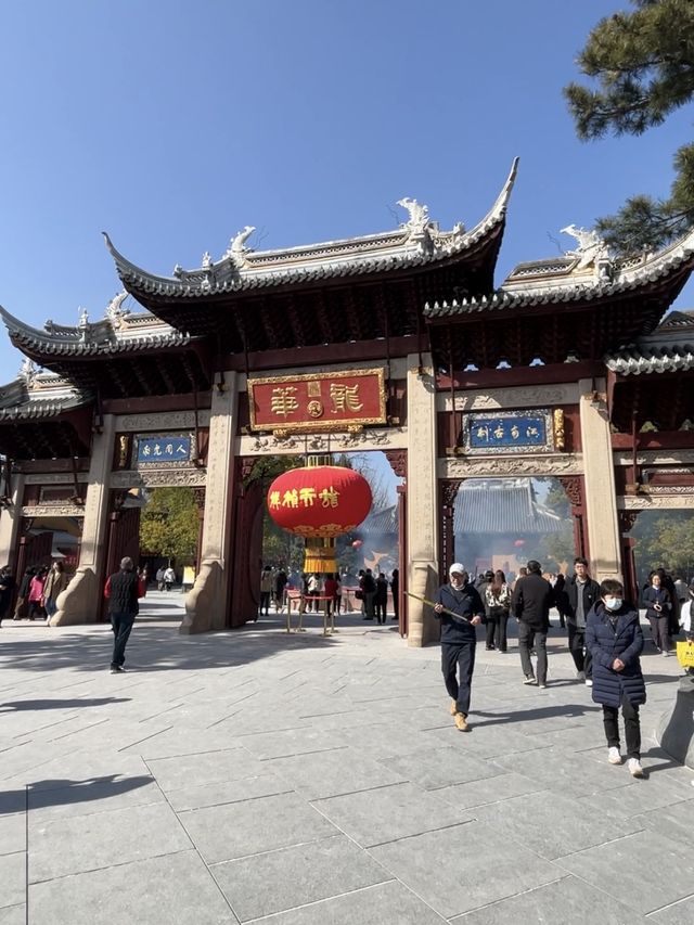 在商業化潮流之下，上海的寺廟靠什麼賺錢？