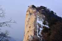 華山，這座被譽為“奇險天下第一山”的名勝，自古以來便以其險峻