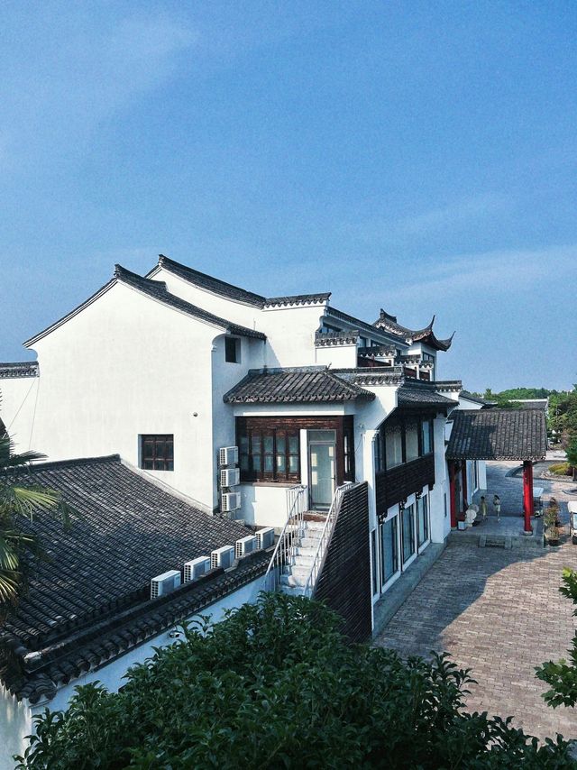 海寧鹽官旅遊度假區｜國慶去哪裡玩，錢塘江大潮會給出答案。