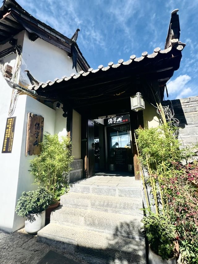 在麗江！！上房揭瓦俯瞰整個麗江古城。