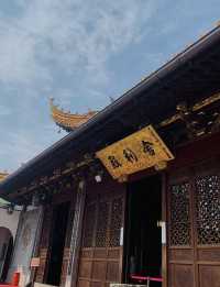 寧波阿育王寺：古剎梵音，歷史傳承與文化瑰寶。