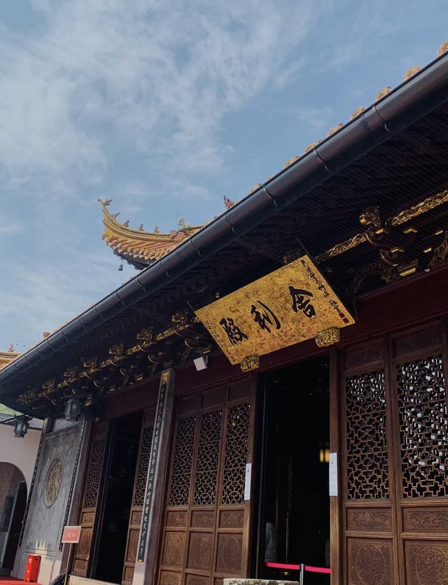 寧波阿育王寺：古剎梵音，歷史傳承與文化瑰寶。