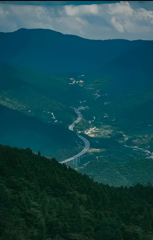 登頂牛草山，氣勢磅礡、心曠神怡。