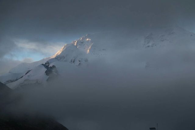 日照金山，感受壯觀的珠峰群峰~~珠峰大本營。