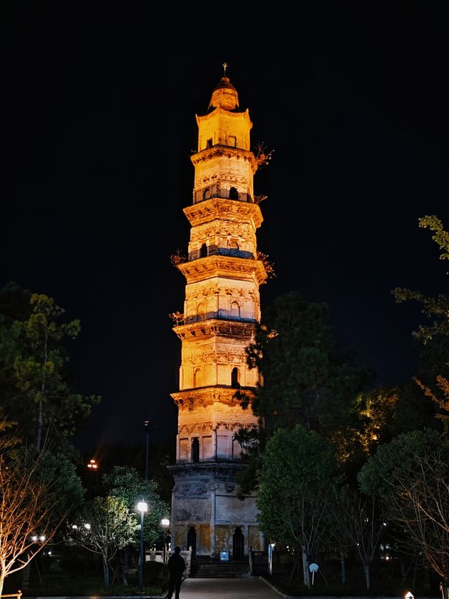 紹興夜遊大善塔點亮古風夢境。