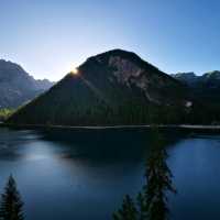 Exploring the Enchanting Lago di Braies: A Journey Through Its Natural Beauty and Tranquility