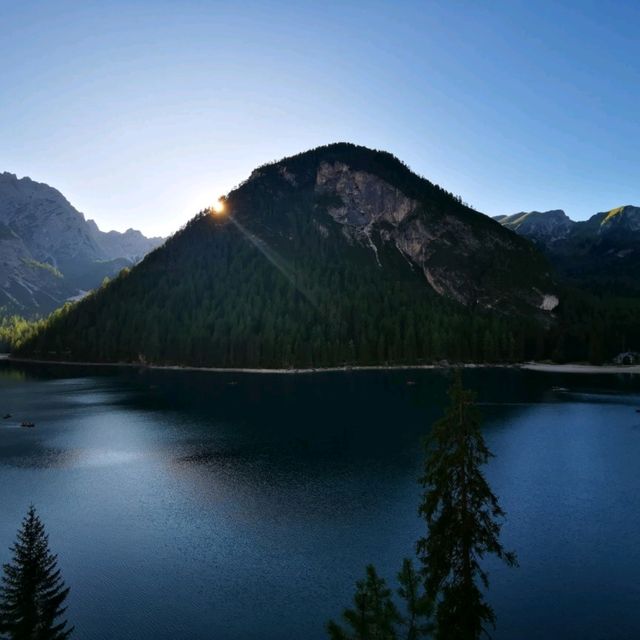 Exploring the Enchanting Lago di Braies: A Journey Through Its Natural Beauty and Tranquility