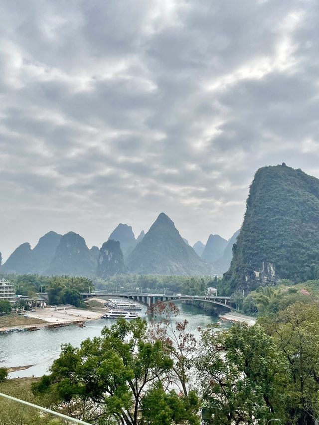陽朔｜入住這裡打開窗簾就能看到漓江和山景！