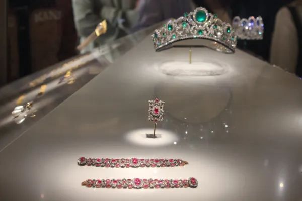 Explore the Louvre: A Must-Visit in Paris
