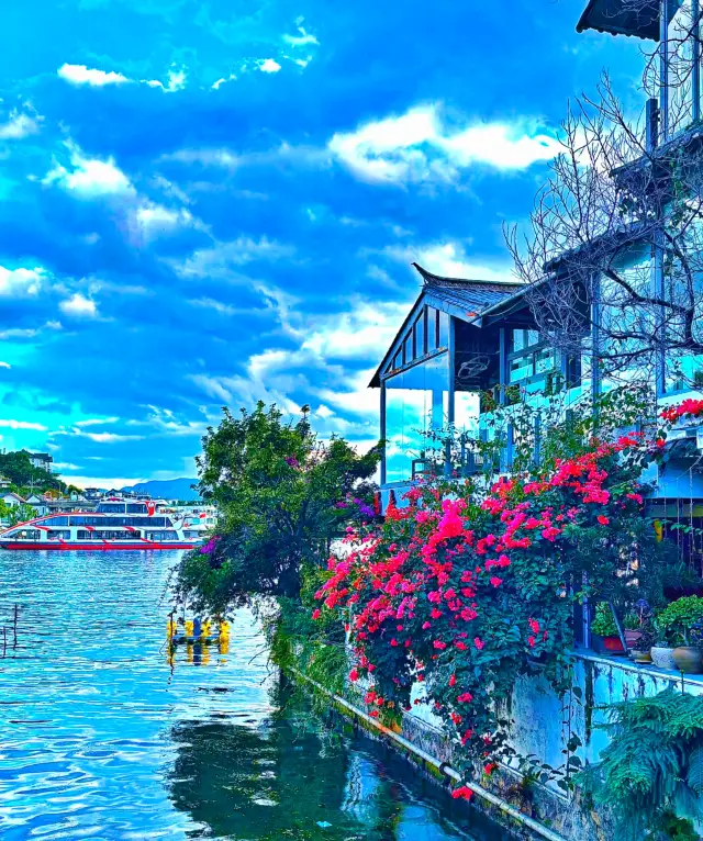 Dali is truly a "Lazy Person's Paradise": No need to rush your itinerary, just daydream, watch the clouds, and enjoy roasted milk fan cheese