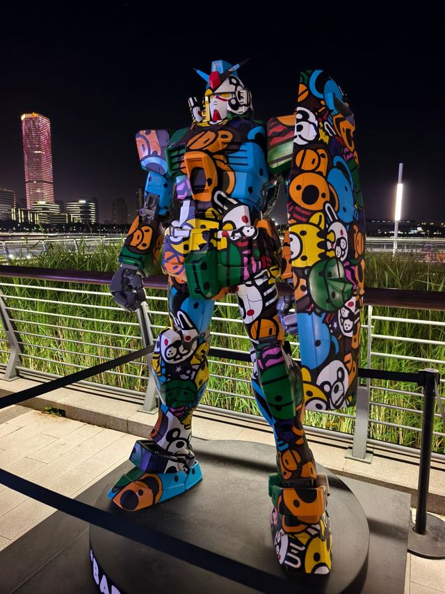 上海徐匯西岸驚現機甲聖誕樹!夜拍打卡聖地 上海徐匯西岸驚現機甲聖誕樹!夜拍打卡聖地