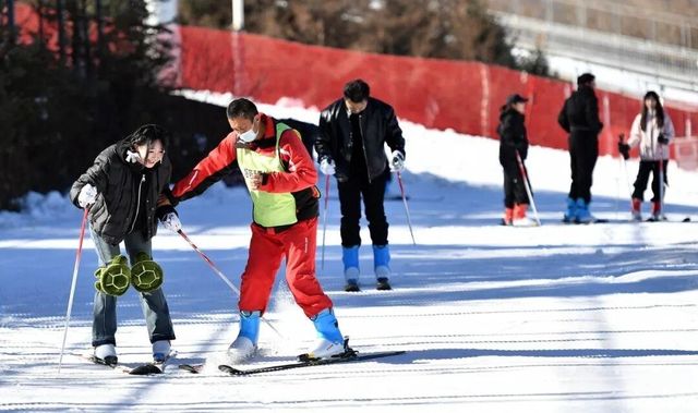 松鳴巖國際滑雪場迎冰雪季 松鳴巖國際滑雪場迎冰雪季