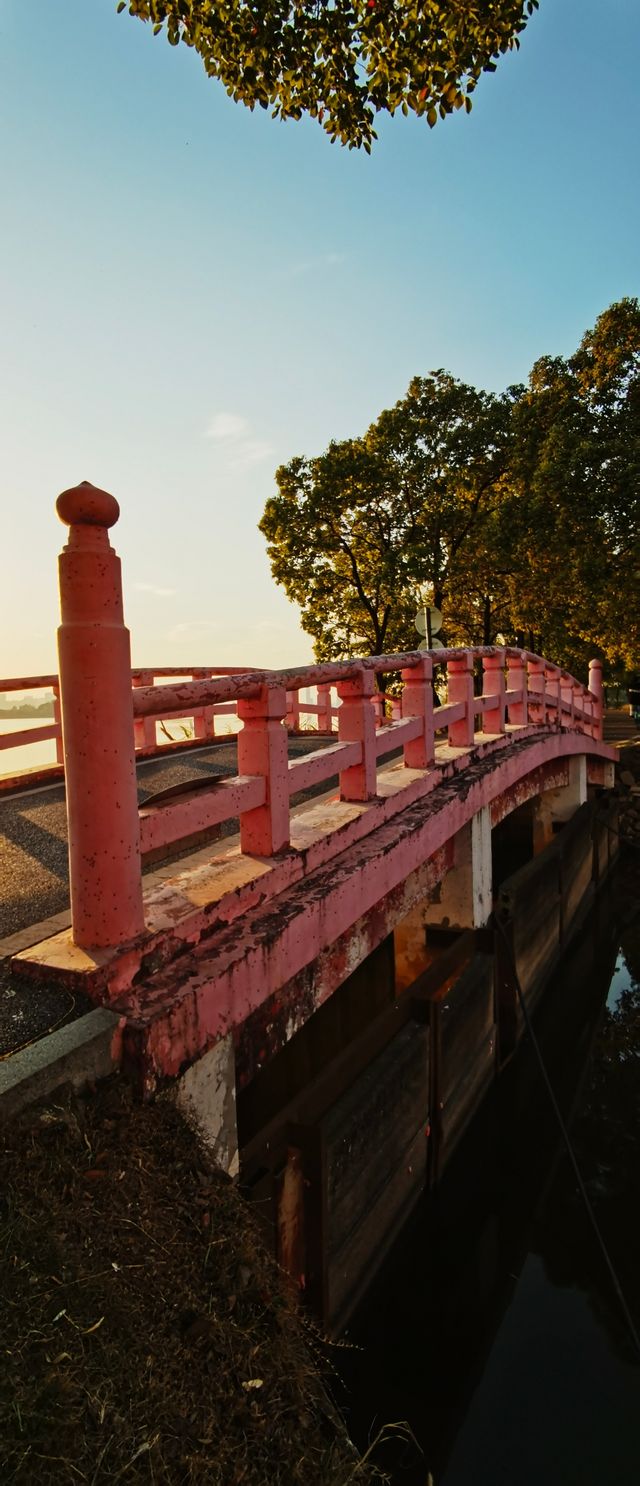 夕陽映照下的歐式建築構成的絕美風景