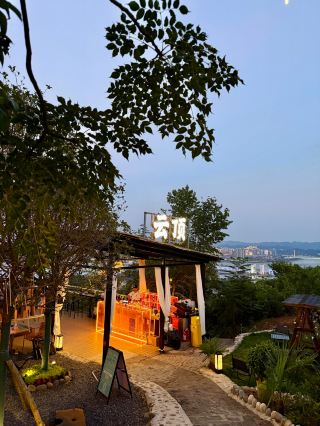 Yichang Yage Huanju Hotel | Encounter the Yangtze River Sunset and Fireworks at the Cloud Top