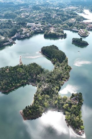 Spring Outing to Renshou | Staying at a Lakeside Mountain Retreat, Enjoying Tea and Night Talks Around the Fire