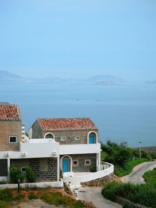 Pillow your head on the waves and listen to the wind, living in the blue and white dreamscape of Pingtan.