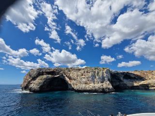 Wonderful 3-Hour Cruise with Cave Exploration and Swimming Stop