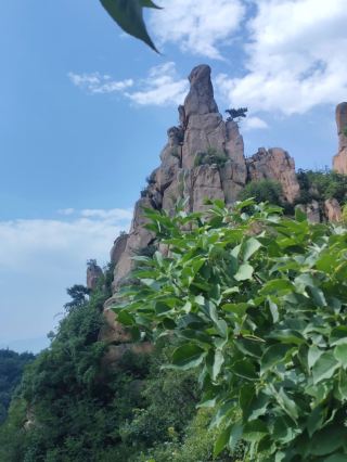 Beipiao Daheishan, a hidden wild mountain area in western Liaoning, offers a chance to experience the grandeur of the region’s unique mountains