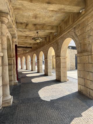 Continuing from my first Macau Peninsula guide, after you're done exploring the peninsula, you can head straight to Fisherman's Wharf. You'll be snapping photos non-stop—every shot looks like a blockbuster, just like Rome! Plus, it's not crowded at all!
📸 Photo spots
✅ Roman Amphitheatre: A 1:1 replica of the Roman Colosseum, this is the most iconic photo spot here! It's surrounded by shops, and I've heard it looks beautiful when lit up at night!
✅ Legend Square: Flanked by European-style buildings reminiscent of Italy and Amsterdam, it's perfect for a stroll and capturing photos with an exotic vibe.
🚌 Transportation
🚍 Free shuttle bus: Free shuttle buses run from the Outer Harbour Ferry Terminal, Border Gate, and other locations to Legend Palace Hotel (next to Fisherman's Wharf), departing about every 30 minutes.
🚎 Bus: Take bus 1A, 3, 10A, or 28B to the "Fisherman's Wharf" or "Friendship Avenue" stop. It's about a 5-minute walk once you get off.
❤️ Tips ❤️
👉 There are plenty of food options here to refuel.
👉 I recommend wearing dark clothing—it looks great in photos.
👉 There's also a Mazu Temple nearby that's said to be very efficacious. If you're interested, you can check it out while you're there~
It's not huge, but there are so many photogenic spots. If you love taking photos, you definitely have to come!
Previous post: Coloane Citywalk is up