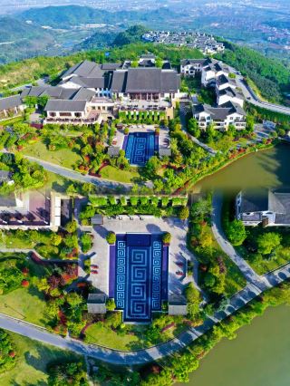 I’ve stayed at this "palace" hotel on a mountain in Hangzhou with my kids, and three days and two nights just weren't enough