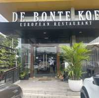 다양한 소스들이 환상적인 “De Bonte Koe”