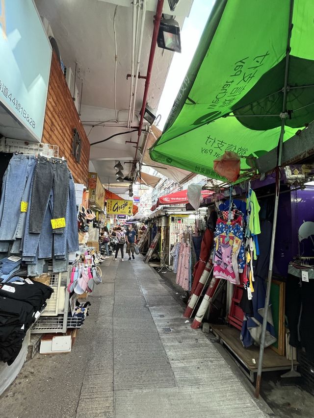 香港特色街道之一。旺角花園街