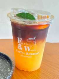 Flat White cafe ร้านคาเฟ่สไตล์มินิมอลน่านั่ง 