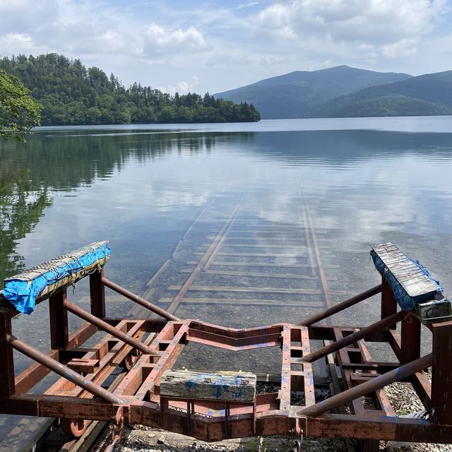 神秘魅力！北海道鹿追町然別湖中的「湖中鐵軌」夏日探秘 