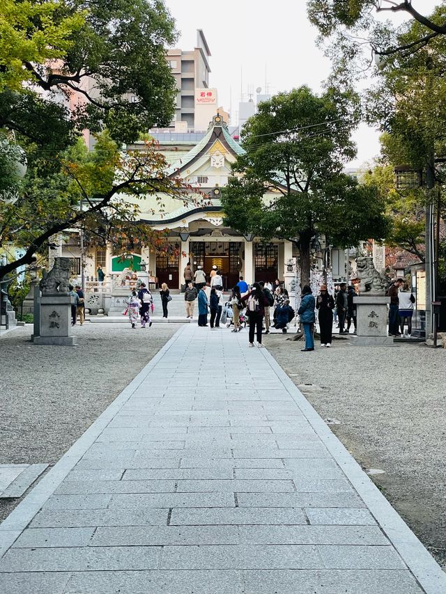 【大阪府/難波八阪神社】巨大な獅子がお出迎え