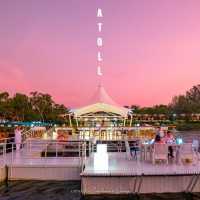 ร้านอาหารกลางน้ำ หน้าหาดบางเทาในโรงแรมหรู
