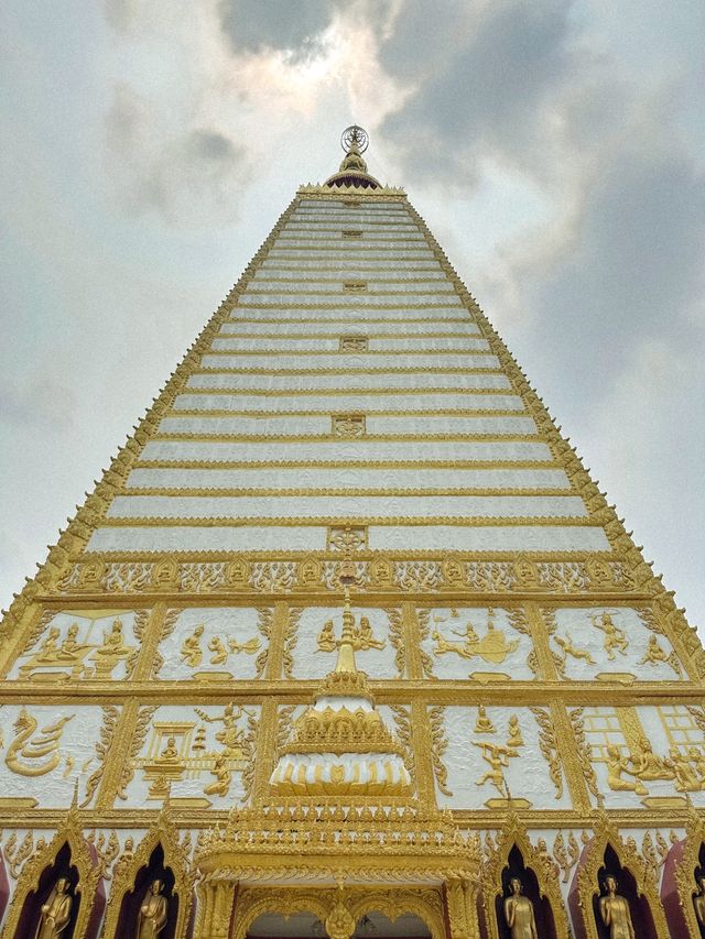 วัดพระธาตุหนองบัว วัดสวยคู่เมืองอุบลราชธานี