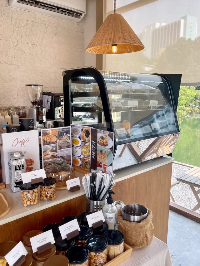🤎 mama cafe. คาเฟ่ริมน้ำ ใจกลางเมือง รัชดา 🪑🧸
