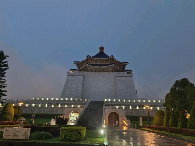 台北-雨夜也超美的🎀中正紀念館（適合拍攝、情侶約會）🎀