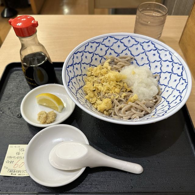 福岡・博多。福岡の人気老舗うどん『牧のうどん』が博多バスターミナル でも食べられます。