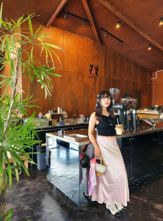 คาเฟ่ริมน้ำกับดีไซน์สุดเก๋ ราชบุรี  🌿🍃
