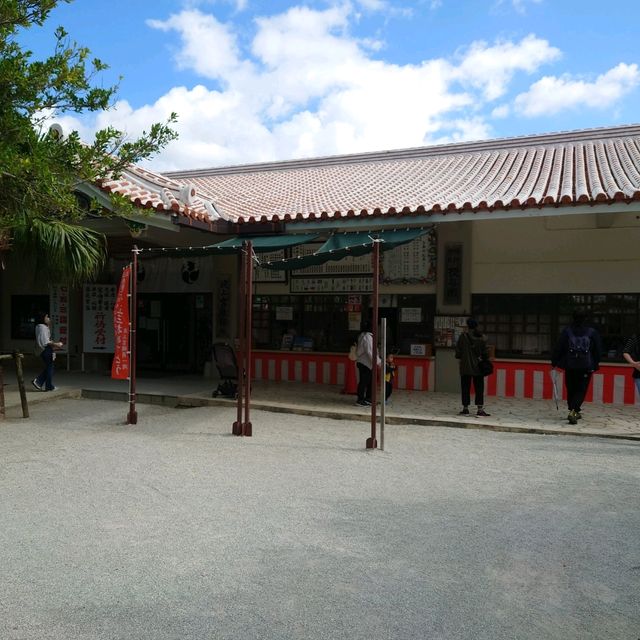 海が見渡せる断崖に佇む神社!沖縄旅行【波上宮】 海が見渡せる断崖に佇む神社!沖縄旅行【波上宮】