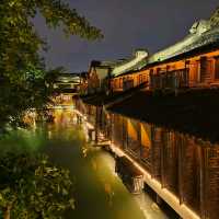 看着乌镇的夜景，吃着甜品