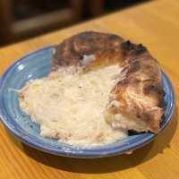 【沖縄 沖縄市】◯◯が滝の様に流れ出る‼︎ 絶品Pizza🍕