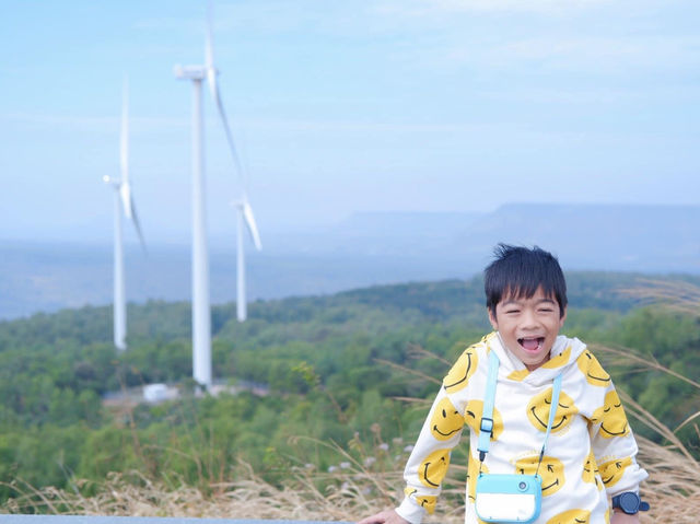 ชมวิวกังหันยักษ์ “เขายายเที่ยง” ☀️