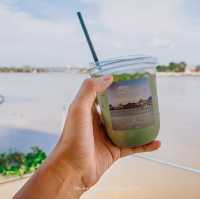 คาเฟ่บ้านไม้โบราณริมแม่น้ำเจ้าพระยา ปทุมธานี
